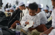 Berbagi Kebahagiaan,...