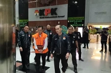 Kenakan Rompi Tahanan...