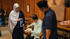 Momen Anies Tanda Tangani...