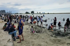 Membeludak! Pantai Ancol...