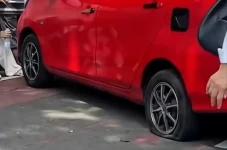 Puluhan Mobil Parkir...
