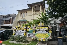 Karangan Bunga Berjejer...