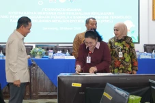 Selesaikan Masalah Sampah,...