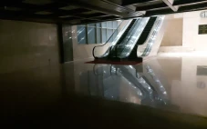 Melihat Suasana Gedung...
