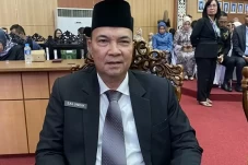 Anggota DPRD Salundik...