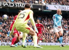 Manchester City Tembus...