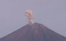 Gunung Semeru Erupsi...