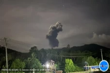 Gunung Dukono Berstatus...