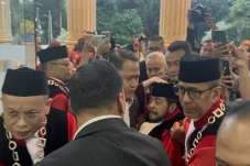 Paman Gibran Pingsan...