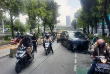 Mobil Listrik Tabrak...