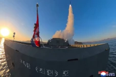 Dipantau Kim Jong-un,...