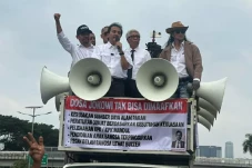 Roy Suryo Orasi di Atas...