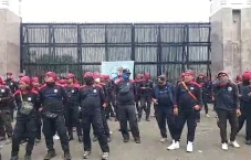 Massa Buruh Mulai Padati...
