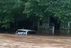 Detik-detik Mobil Terjebak...