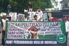 Aksi FPMI Menuntut YLBHI...