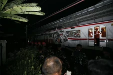 38 Penumpang KRL Dirawat...