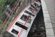 Tabrakan Kereta Bekasi,...