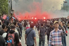 Massa Buruh Masih Demo...