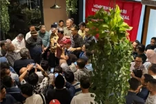 Aktivis dan Pejabat...
