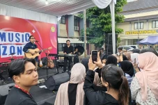 Hujan Tak Surutkan Antusias...