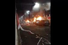 Amuk Massa di Stadion...