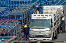 Industri AMDK di Antara...