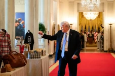 Trump: Iran Menertawakan...