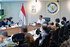 Rupiah Nyungsep ke Rp17.667/USD,...
