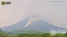 Gunung Merapi Luncurkan...