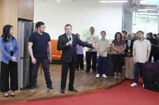 Bakal Listing di Hong...