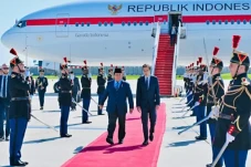 Prabowo Tiba di Paris,...