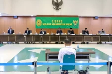 Terima Suap Rp1 Miliar,...