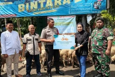 MNC Peduli Serahkan...