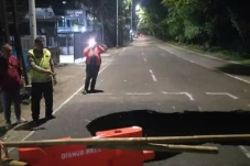 Awas! Ruas Jalan di...
