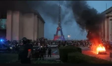 Paris Mencekam, Ratusan...