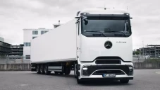 Mercedes-Benz Luncurkan...