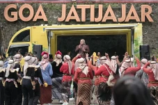 Hadirkan Panggung Hiburan...