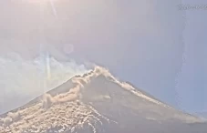 Gunung Merapi Luncurkan...