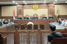 Hakim Ingatkan Tersangka...