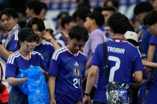 Fans Jepang Punguti...