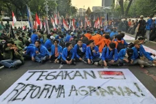 Gelombang Demonstrasi...