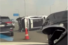 3 Kendaraan Kecelakaan...