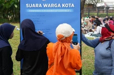 Warga Jakarta Bangun...