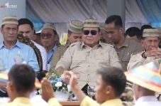 Prabowo Pakai Peci Karanji...