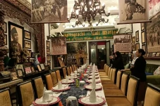 Menjelajah Batavia Lama,...