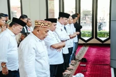 Momen Jokowi Salat Jumat...