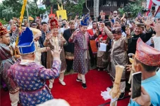 Blusukan, Jokowi Terima...