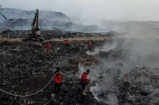 Kebakaran TPA Jatiwaringin...