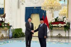 Prabowo Sambut Jabat...