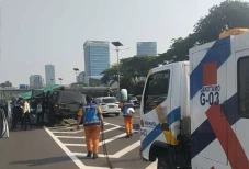 Mobil Maung Tabrak Rambu...